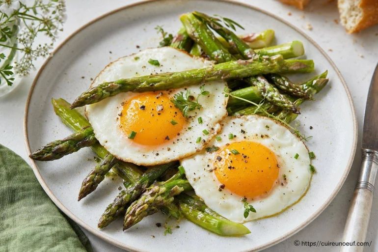 Œufs au plat aux asperges : une recette printanière et raffinée à maîtriser